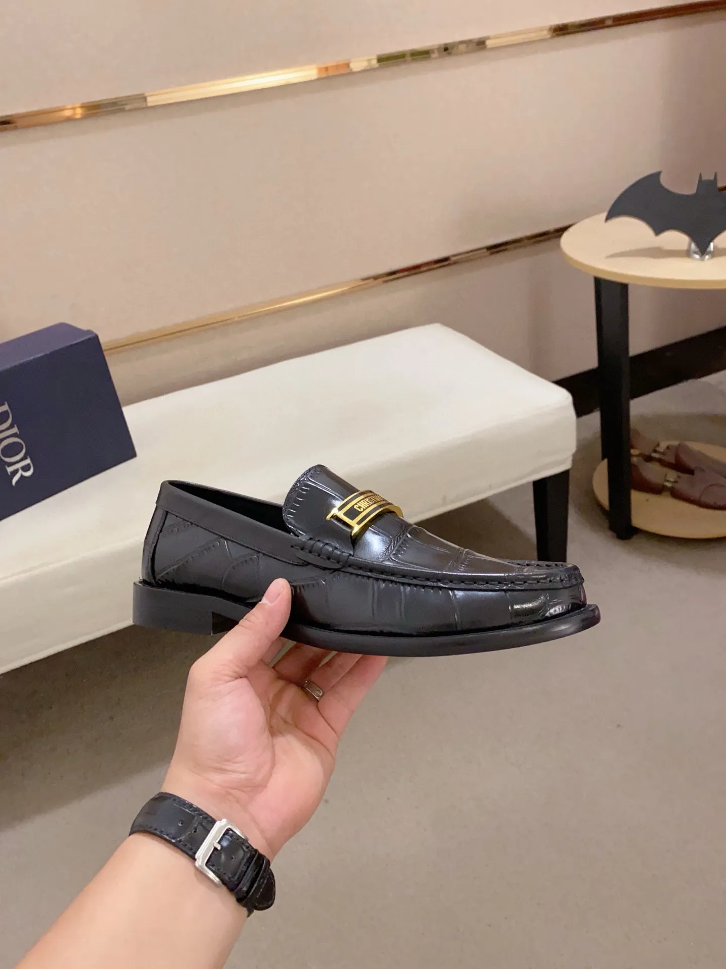 Men's shoes 💰: 560💰 High-end version of Dior Dior's new series. Famous actors and internet celebrities wear super popular designs. The sculptures of French artist Niki de Saint Phalle are designed as rings. Material: Imported original material ➕Painted cowhide Foot pads: cowhide Outsole: Rubber outsole Men's shoe size: 38~44 Can be customized to size 45